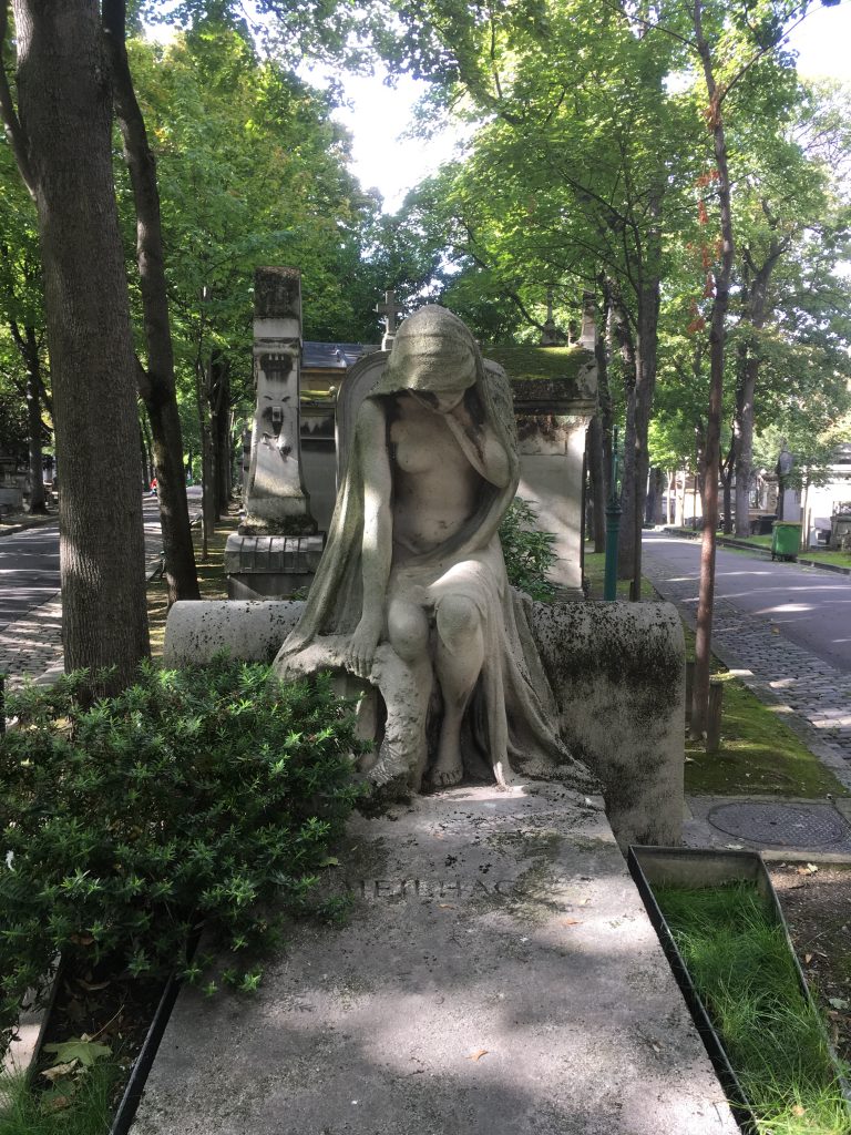 Statue of a woman in mourning. Montmartre Cemetery. September 16, 2017.